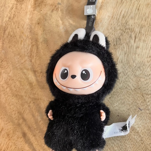 Pin For Love Labubu R - Picture 1 of 3